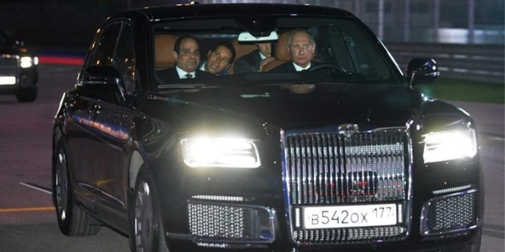 Πατάει γκάζι ο Ρώσος ηγέτης – Ο Πούτιν κάνει βόλτες με τη λιμουζίνα του σε πίστα της Formula 1 (Βίντεο)